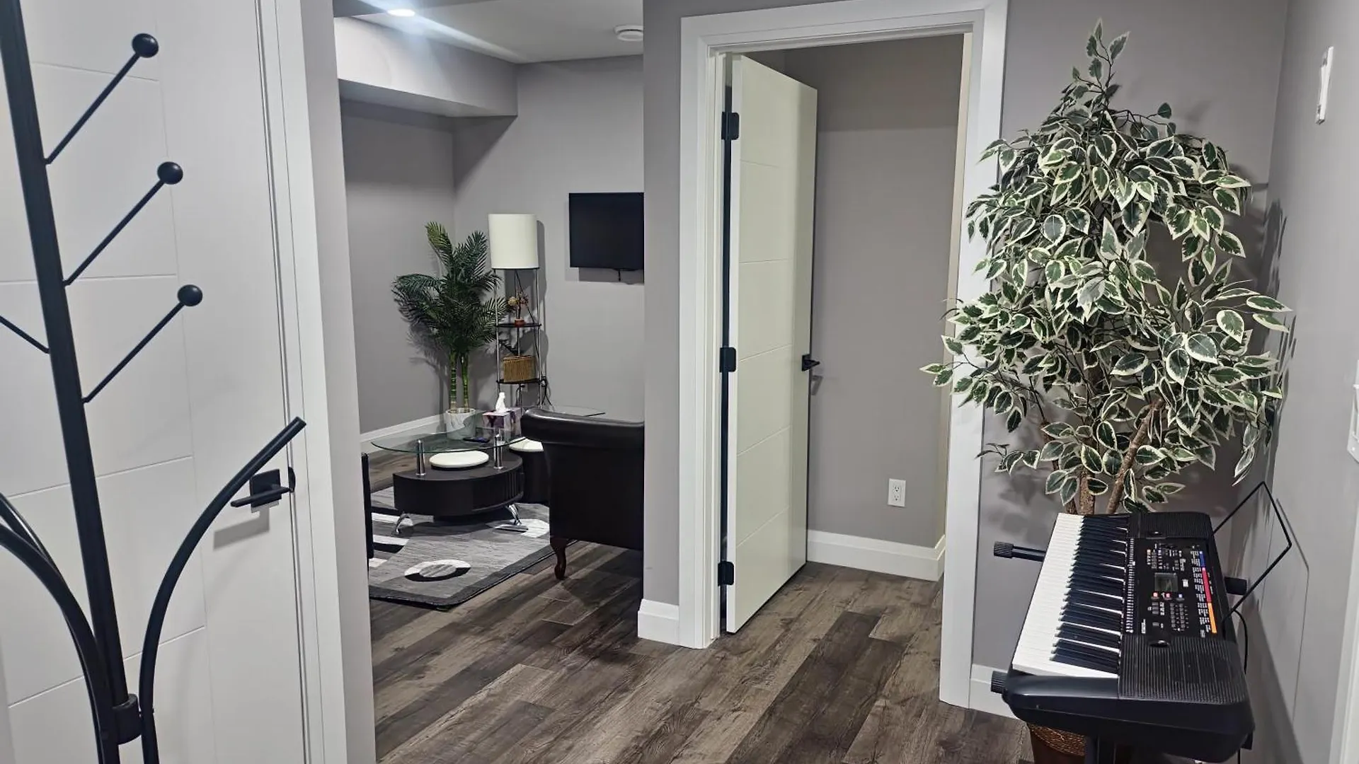 Cozy Basement Suite - Private Entrance - Free Netflix Edmonton 0*,  Canadá